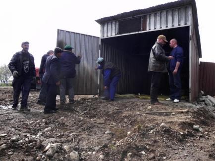 Războiul garajelor: Din cauza unor proprietari recalcitranţi, municipalitatea a demolat garajele din Sovata cu Poliţia